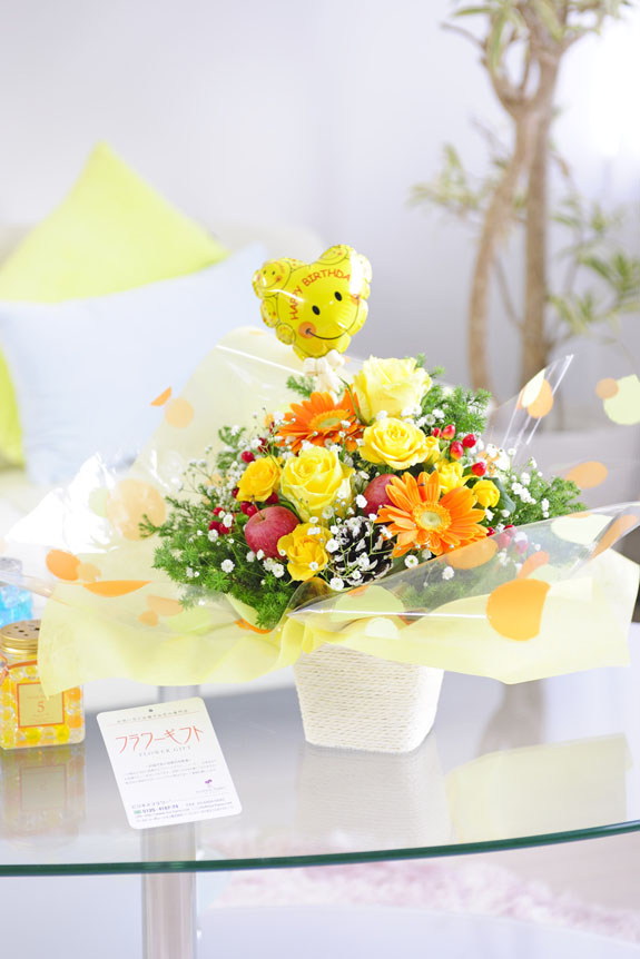 アレンジメントフラワー バルーン バースデー（黄色・オレンジ） お祝い花とお悔やみ花の専門店「ビジネスフラワー」