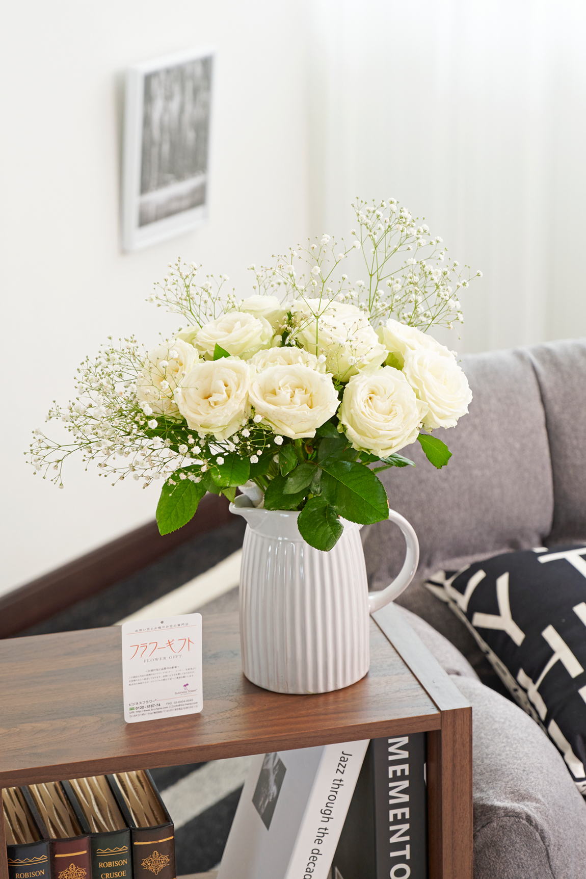 花瓶フラワー・フラワーベース　アンティークジャグ（シングル/大）　白バラ12本＆カスミソウ
