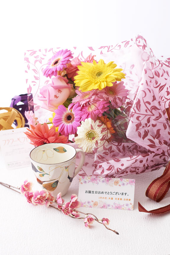 花とギフトのセット　メッセージフラワー（ガーベラの花束）とコーヒーカップセット（2月の誕生日・記念日用）