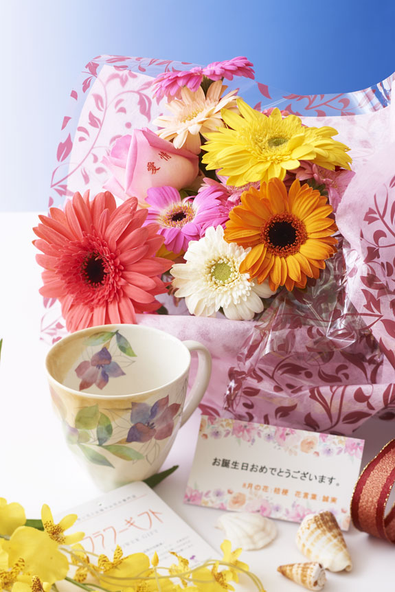 花とギフトのセット　メッセージフラワー（ガーベラの花束）とコーヒーカップセット（8月の誕生日・記念日用）