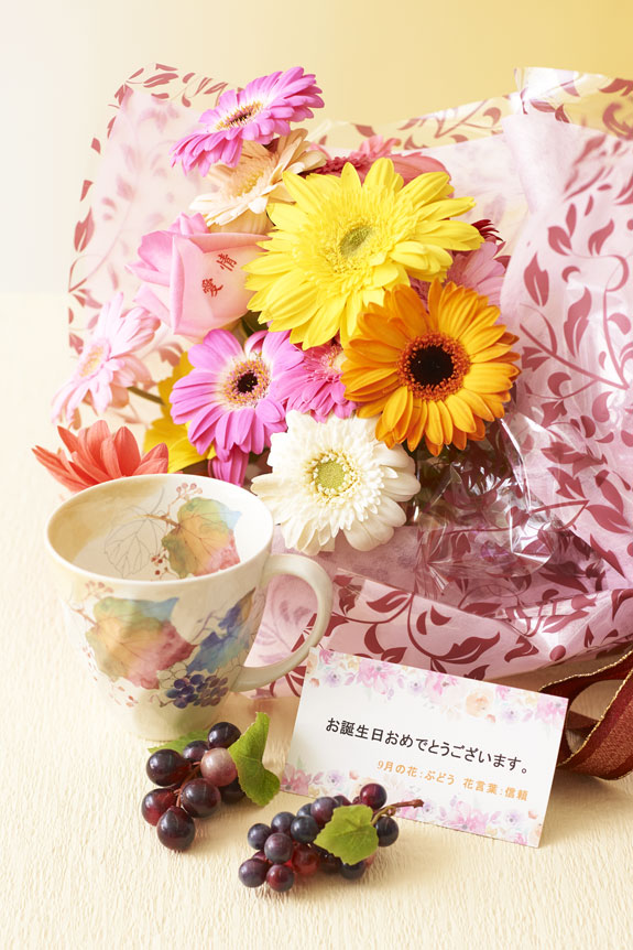 花とギフトのセット　メッセージフラワー（ガーベラの花束）とコーヒーカップセット（9月の誕生日・記念日用）