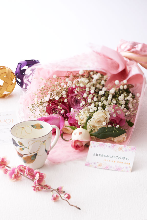 花とギフトのセット　メッセージフラワー（バラの花束）とコーヒーカップセット（2月の誕生日・記念日用）