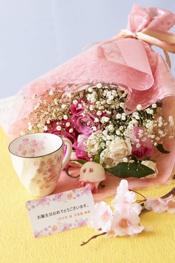 花とギフトのセット　メッセージフラワー（バラの花束）とコーヒーカップセット（3月の誕生日・記念日用）