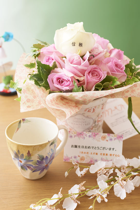 花とギフトのセット　メッセージフラワー（バラのアレンジメントフラワー）とコーヒーカップセット（7月の誕生日・記念日用）