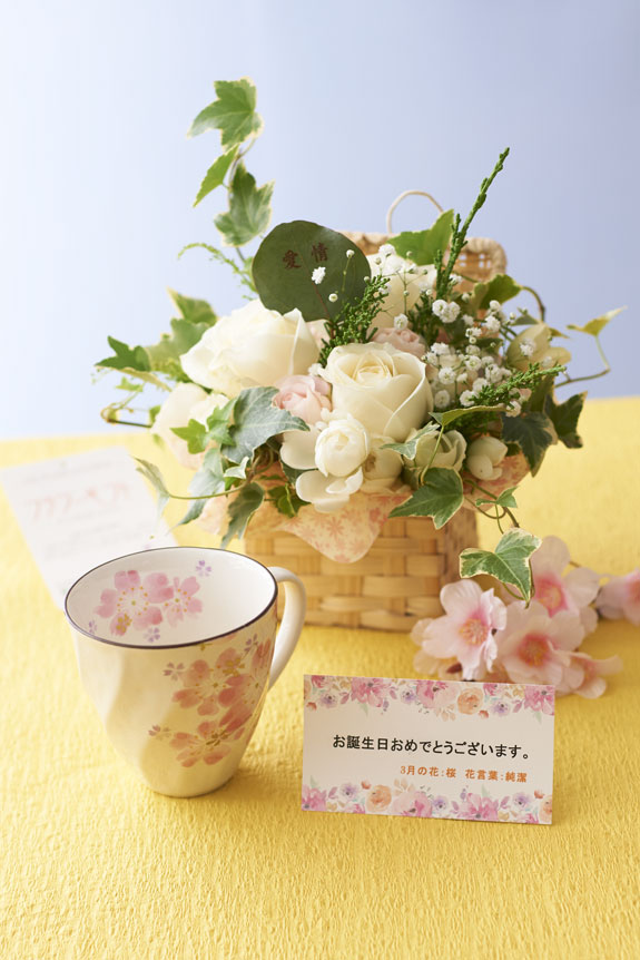 花とギフトのセット　グリーンのアレンジメントフラワーとコーヒーカップセット（3月の誕生日・記念日用）