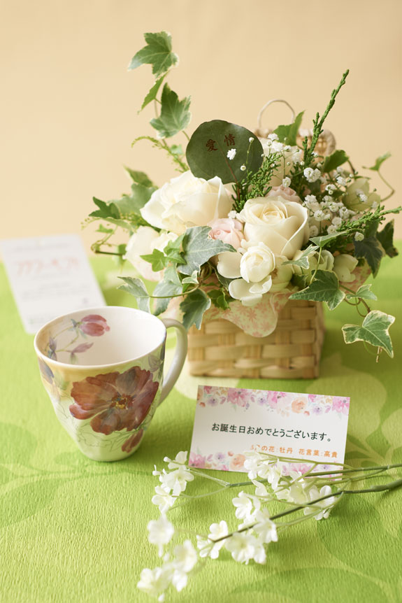 花とギフトのセット　グリーンのアレンジメントフラワーとコーヒーカップセット（5月の誕生日・記念日用）