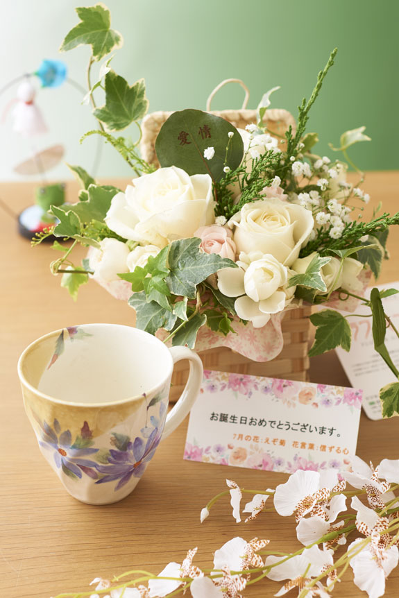 花とギフトのセット　グリーンのアレンジメントフラワーとコーヒーカップセット（7月の誕生日・記念日用）