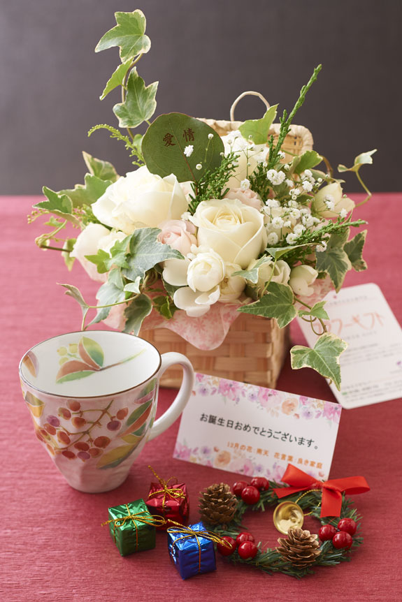 花とギフトのセット　グリーンのアレンジメントフラワーとコーヒーカップセット（12月の誕生日・記念日用）