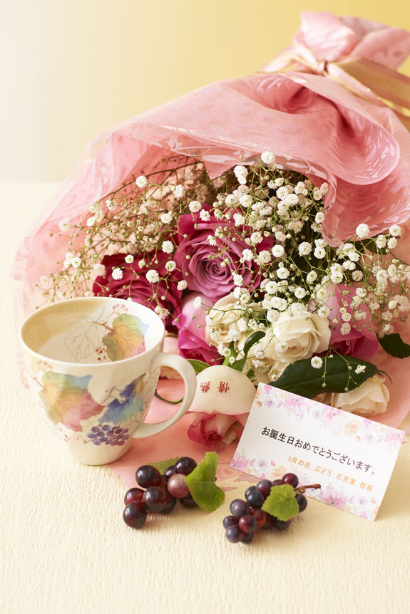 花とギフトのセット　メッセージフラワー（バラの花束）とコーヒーカップセット（9月の誕生日・記念日用）