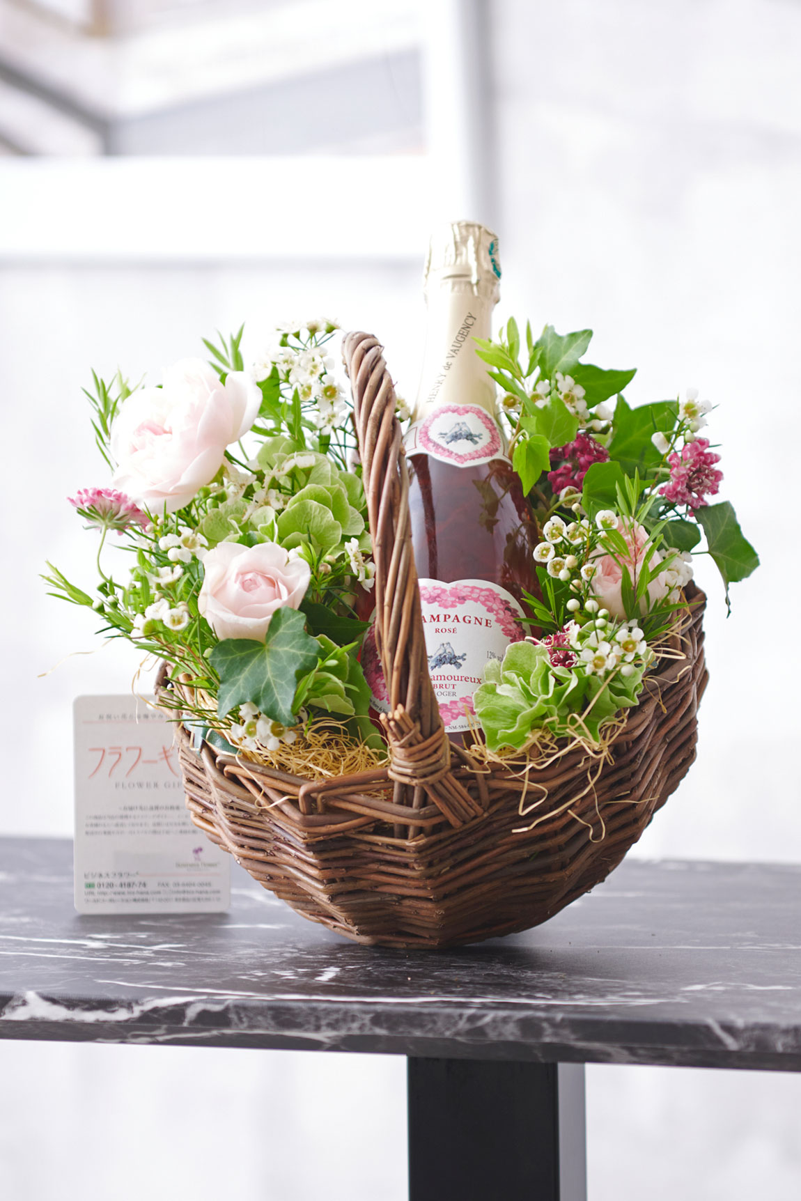 花とギフトのセット　ロゼスパークリングワイン付きバスケットアレンジメントメントフラワー（ピンク）